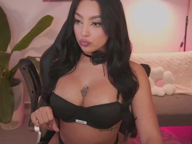 SaraWinstone1 live cam on BongaCams