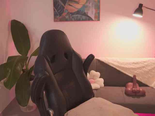 SaraWinstone1 Live Webcam on BongaCams
