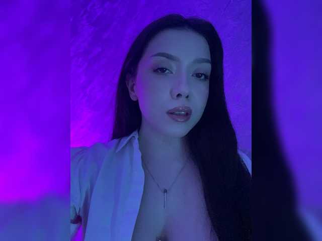 ElliLin's BongaCams show and profile