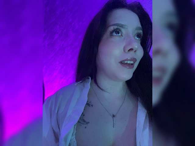 ElliLin's BongaCams show and profile