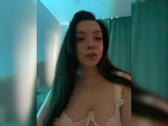 ElliLin, 22 y/o - Live Cam on BongaCams