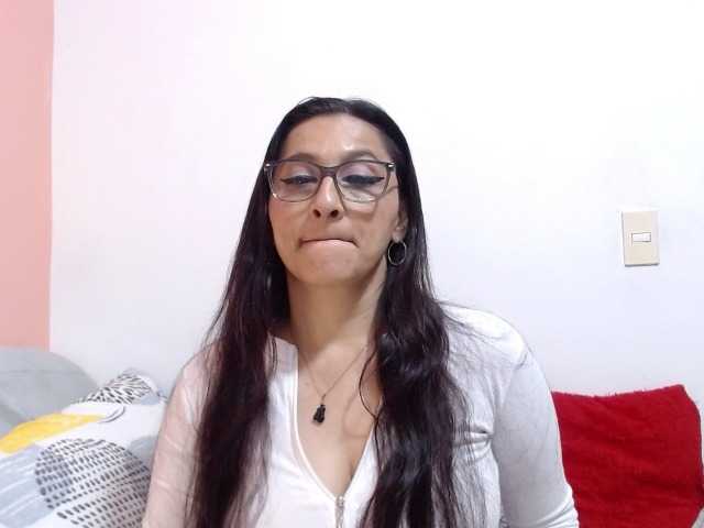KarinaSuarez1 — live female cam