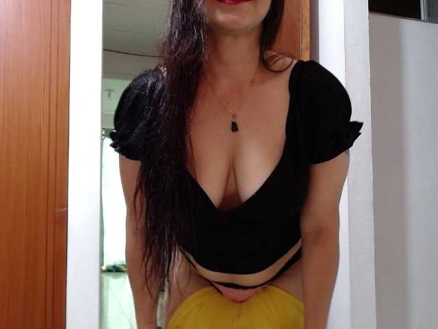 KarinaSuarez1 live cam on BongaCams
