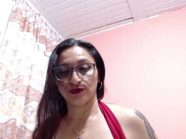 le modèle KarinaSuarez1 est en webcam porno dans un show sur le site bongacams, il possède les tags suivants: Latino/Hispanic,Brunette,Shaved