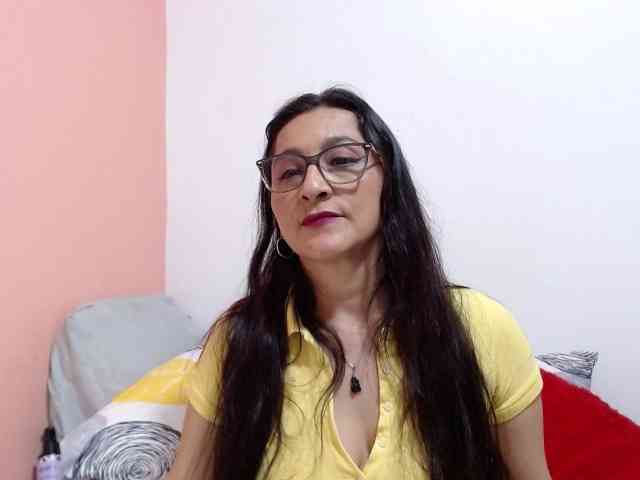 KarinaSuarez1 Live Webcam on BongaCams