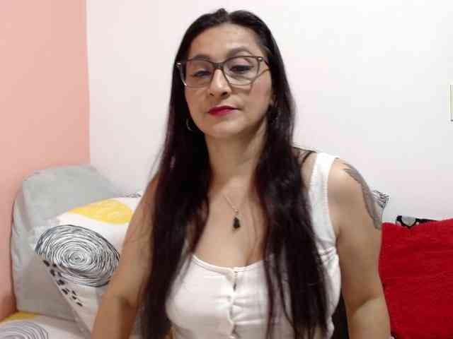 KarinaSuarez1 Live Webcam on BongaCams
