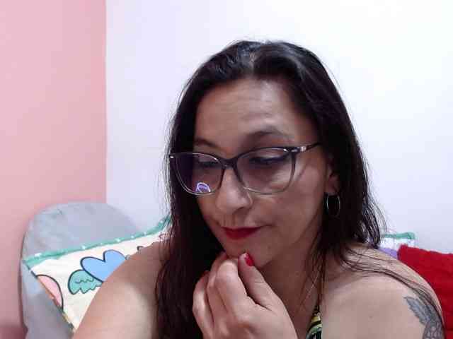 karinasuarez1's live room