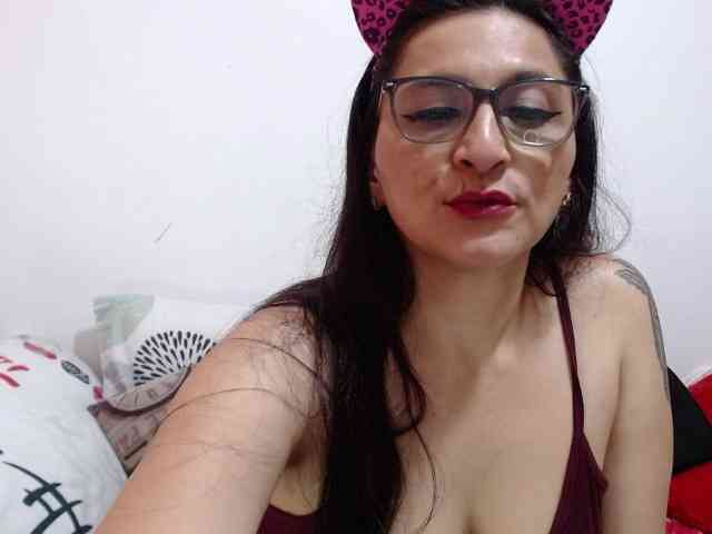KarinaSuarez1's webcam live show