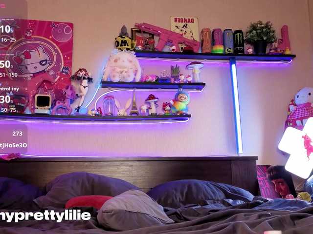 PrettyLilie live cam on BongaCams