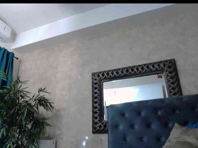 SaraElise webcam