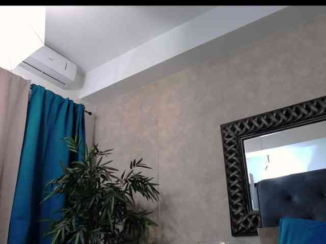 SaraElise webcam