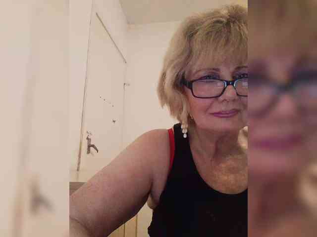 KASANDRABOLOSHKA live female cam on bongacams