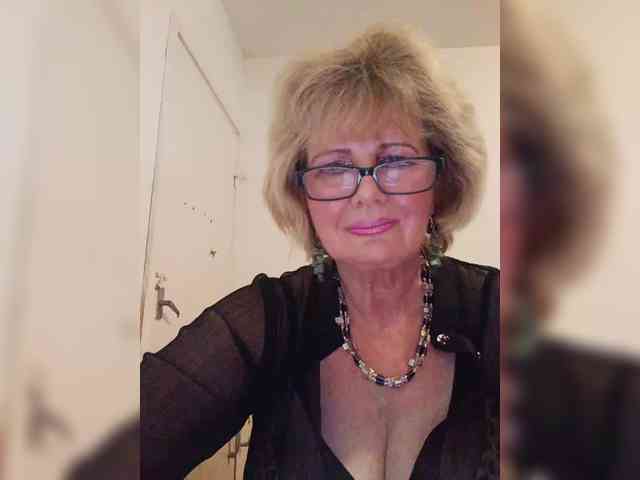 KASANDRABOLOSHKA live female cam on bongacams
