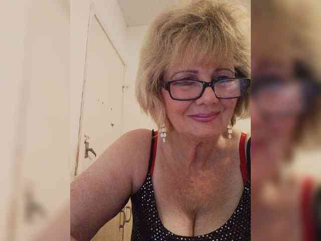 KASANDRABOLOSHKA live female cam on bongacams