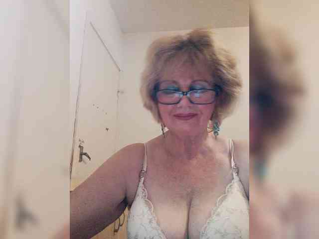 KASANDRABOLOSHKA live female cam on bongacams