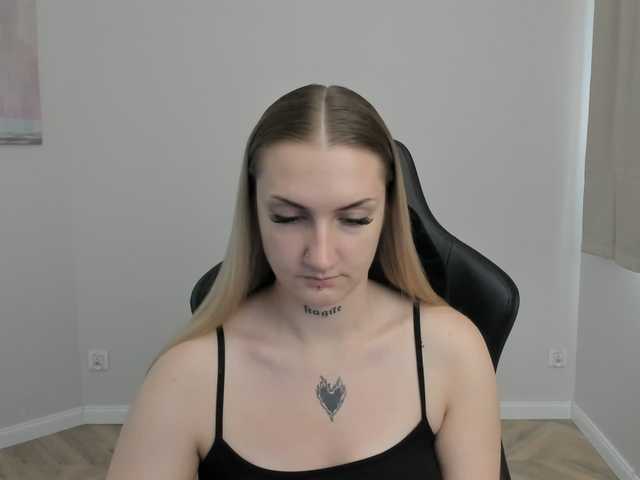 AlexaKisses live cam on BongaCams