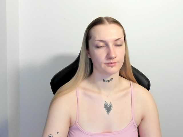AlexaKisses live cam on BongaCams