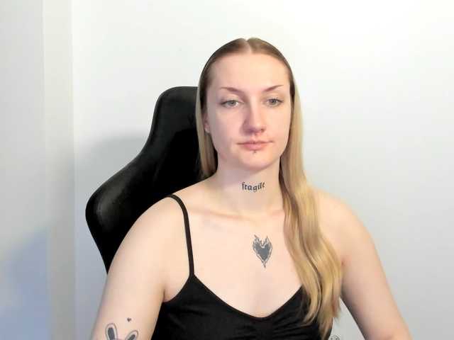 AlexaKisses live cam on BongaCams