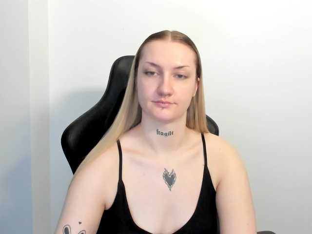 le modèle AlexaKisses est en webcam porno dans un show sur le site bongacams, il possède les tags suivants: White/Caucasian,Blonde,Shaved