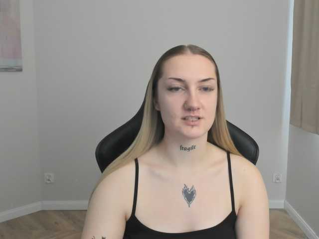 AlexaKisses live cam on BongaCams