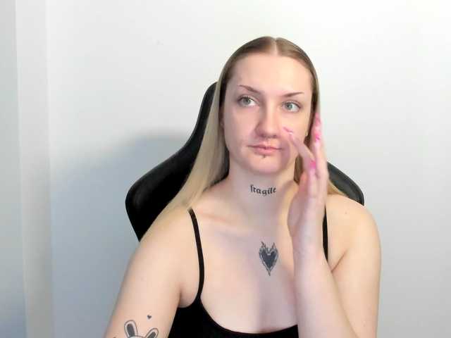 AlexaKisses live cam on BongaCams