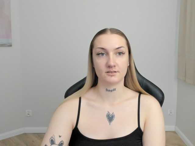 AlexaKisses live cam on BongaCams