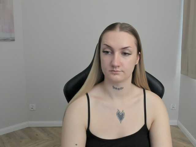 AlexaKisses live cam preview