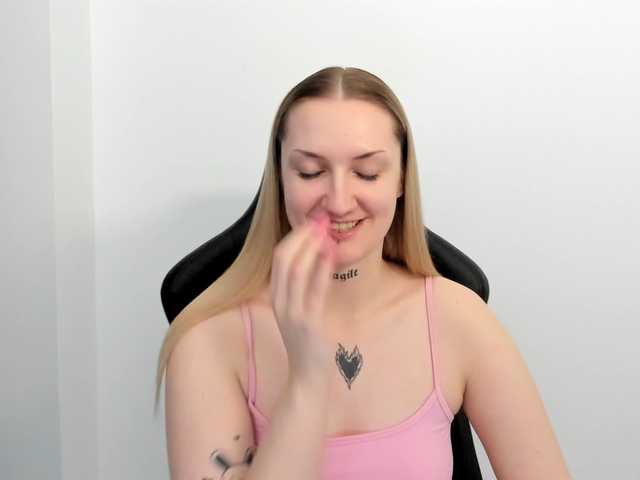 AlexaKisses webcam