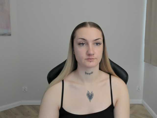 AlexaKisses live cam on BongaCams