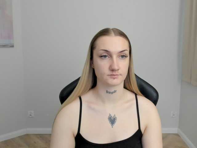 AlexaKisses live cam on BongaCams