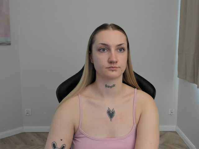 AlexaKisses live cam on BongaCams