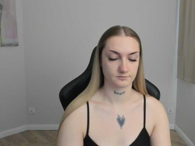 AlexaKisses live cam on BongaCams