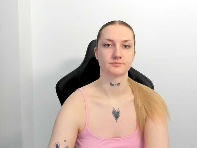 AlexaKisses webcam bongacams model stream image