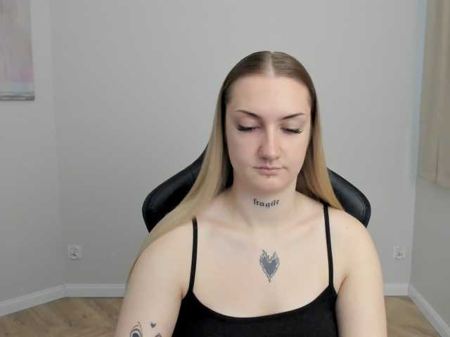 AlexaKisses webcam bongacams model stream image