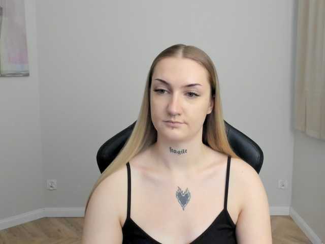 AlexaKisses live cam on BongaCams