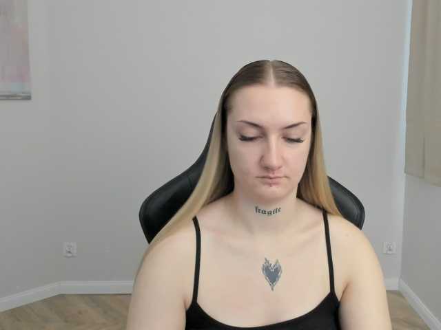 AlexaKisses live cam on BongaCams