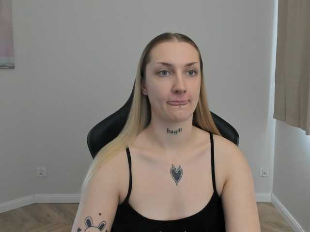 AlexaKisses live cam on BongaCams