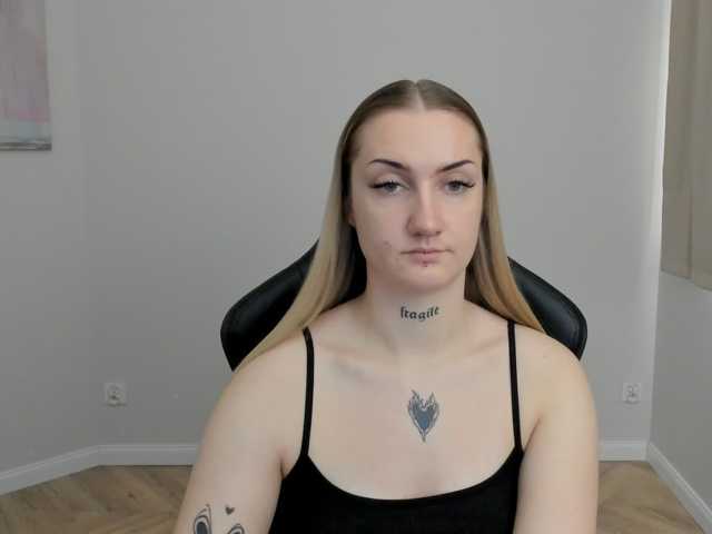 AlexaKisses live cam on BongaCams