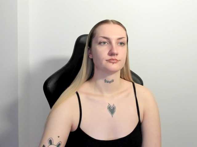 AlexaKisses webcam