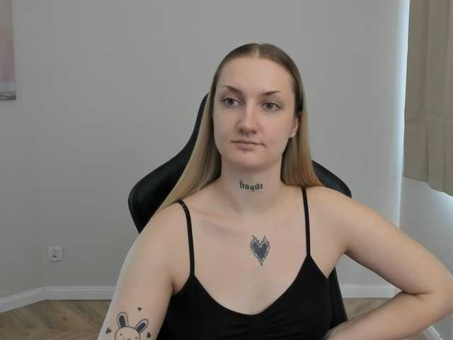 AlexaKisses live cam on BongaCams