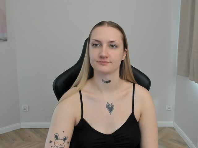 AlexaKisses live cam on BongaCams