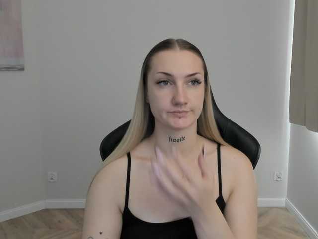 AlexaKisses live cam on BongaCams
