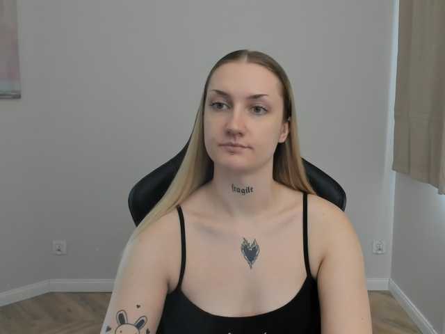 AlexaKisses live cam on BongaCams