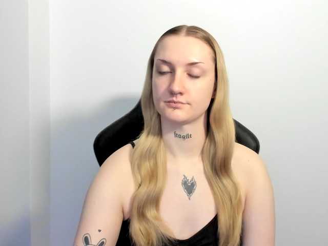 AlexaKisses live cam on BongaCams