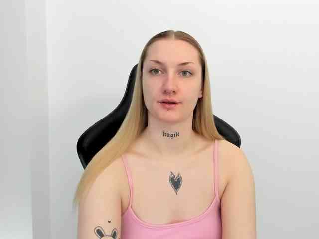 AlexaKisses webcam