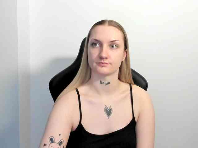 AlexaKisses webcam