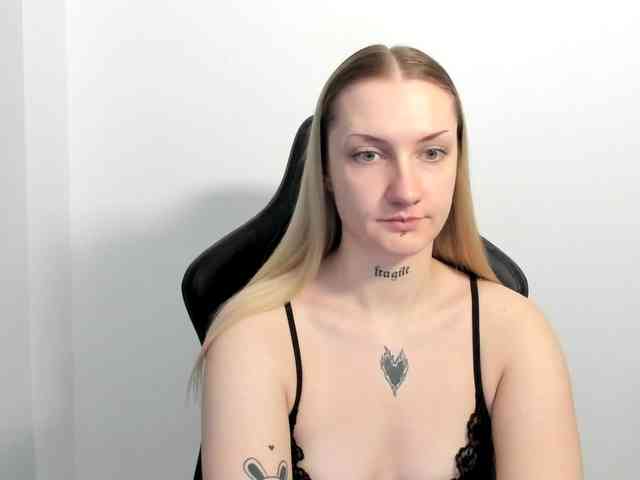 AlexaKisses webcam