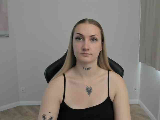 AlexaKisses webcam