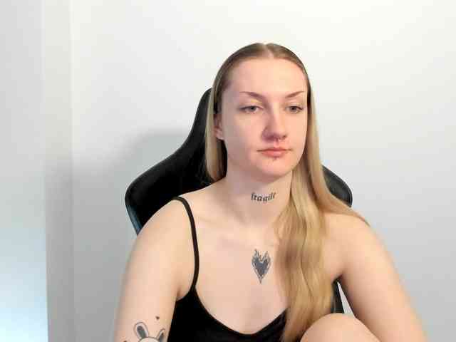AlexaKisses webcam