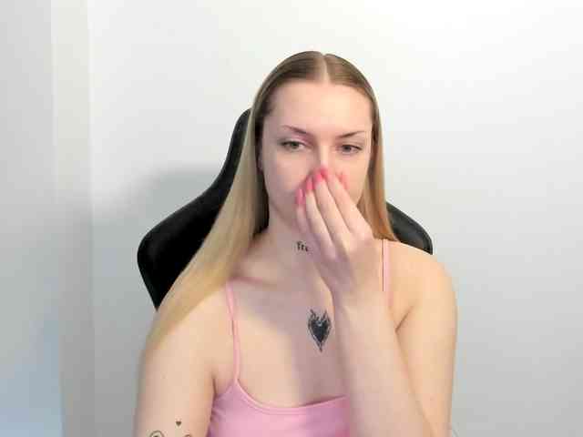 AlexaKisses webcam